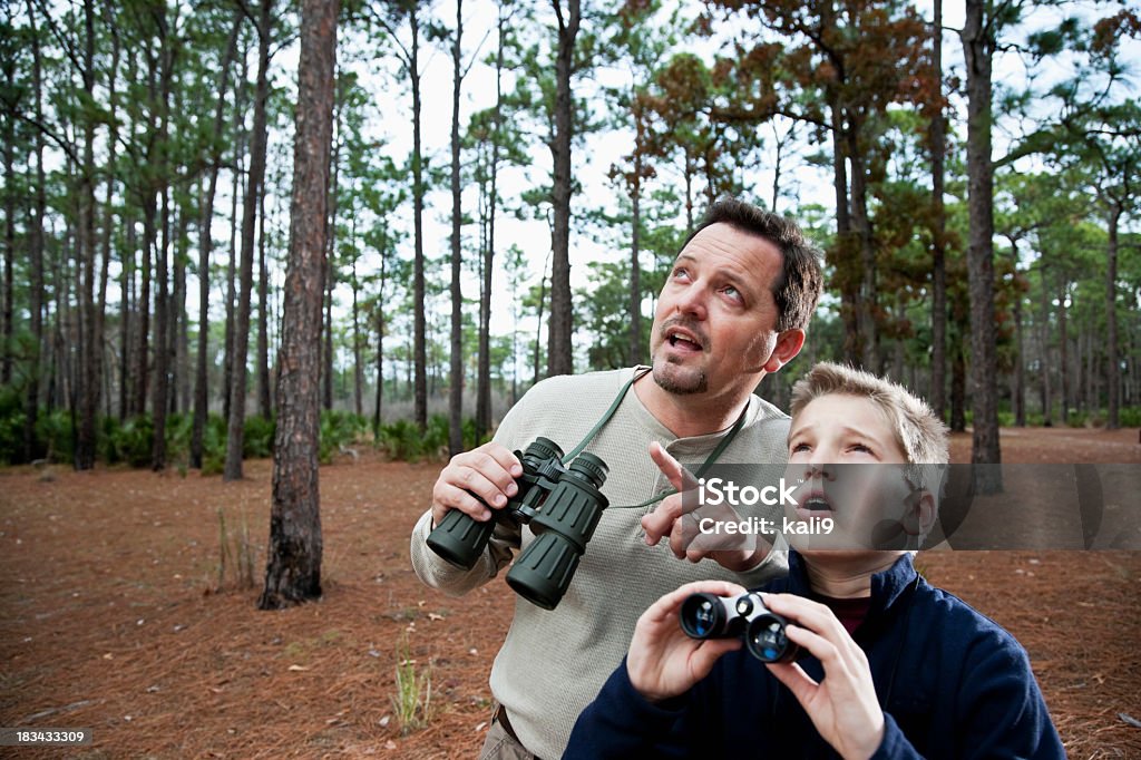 Vater und Sohn Genießen Sie die herrliche Aussicht durch Fernglas - Lizenzfrei Kind Stock-Foto