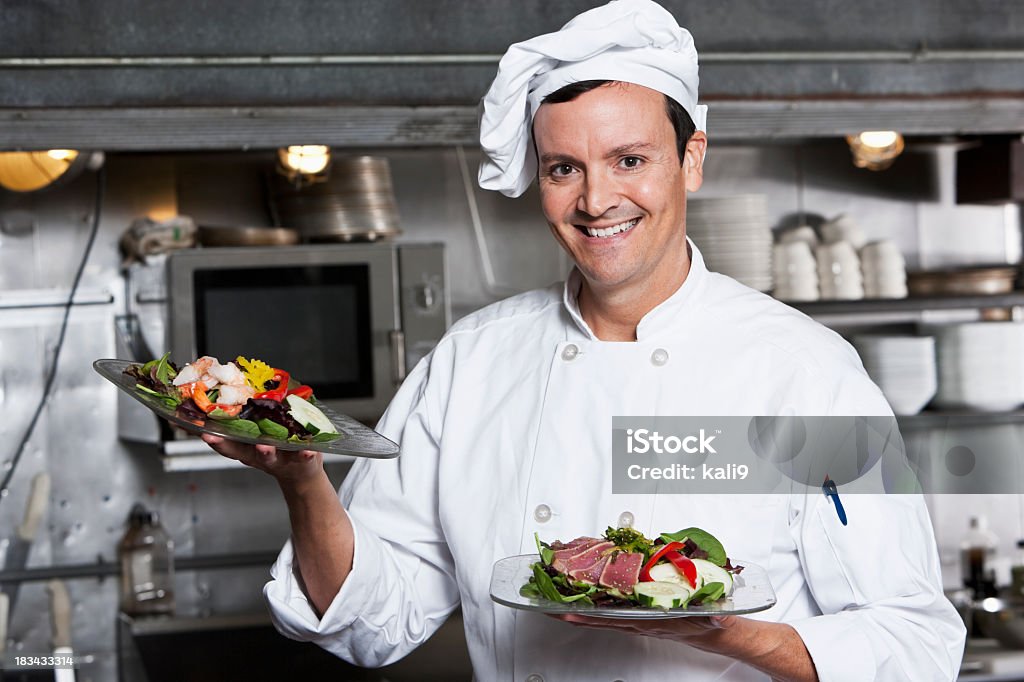 Lo chef professionista con stuzzichini gourmet - Foto stock royalty-free di Cuoco