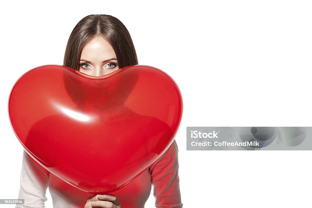 Bella mujer con globo aerostático como corazón - Foto de stock de Símbolo en forma de corazón libre de derechos
