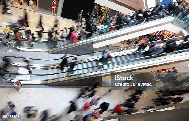 Торговый Центр Эскалаторы — стоковые фотографии и другие картинки Толпа - Толпа, Людный, Торговый центр