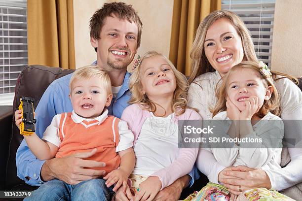 Familia Feliz Juntos En La Sala De Estar Foto de stock y más banco de imágenes de Familia - Familia, Interior, Típico de clase mediana