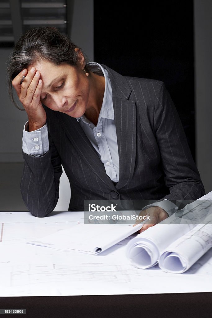 Cansado mulher madura arquiteto trabalhando em projectos - Foto de stock de Arquiteto royalty-free