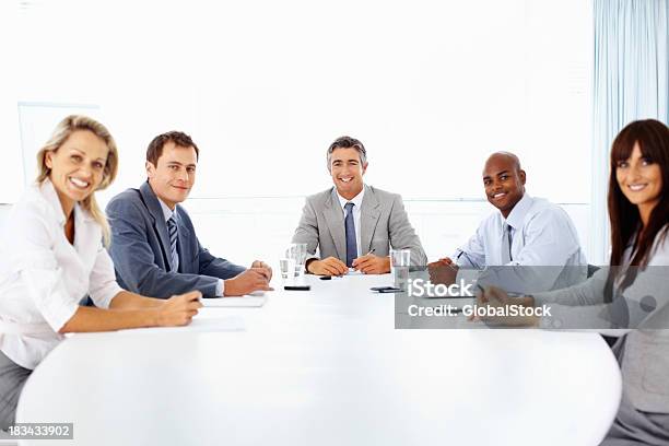 Sonriendo Negocios En La Mesa De Reunión Foto de stock y más banco de imágenes de 30-39 años - 30-39 años, 40-49 años, Administrador