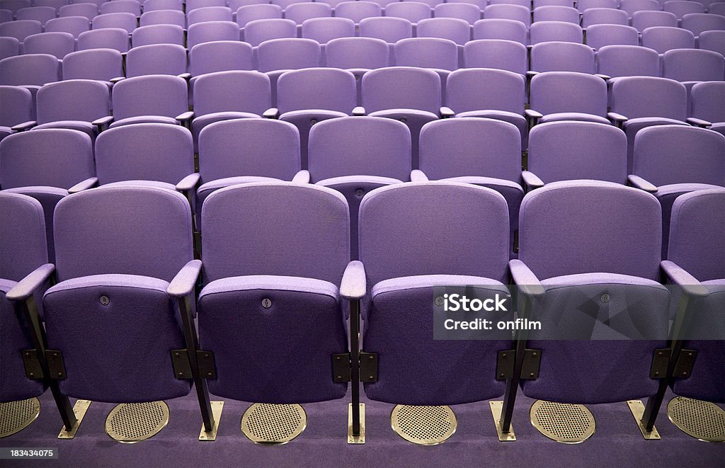 Auditorio tiene capacidad para recibir con altavoces debajo de la dureza de la audición - Foto de stock de Púrpura libre de derechos