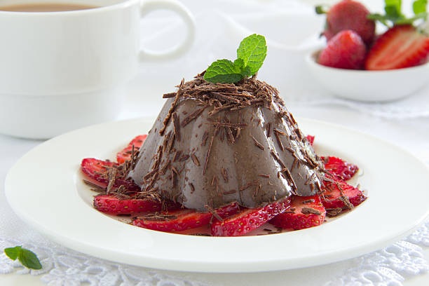 panna cotta au chocolat avec des fraises et du café. - bavarian cream photos et images de collection