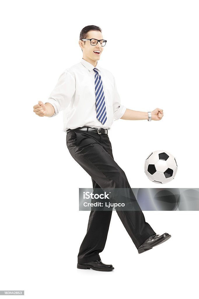 Bonito homem jogando com uma bola de futebol - Foto de stock de Adulto royalty-free