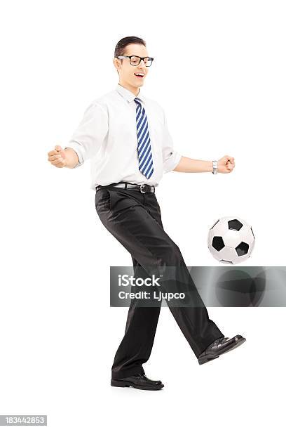 Foto de Bonito Homem Jogando Com Uma Bola De Futebol e mais fotos de stock de Adulto - Adulto, Atitude, Atividade