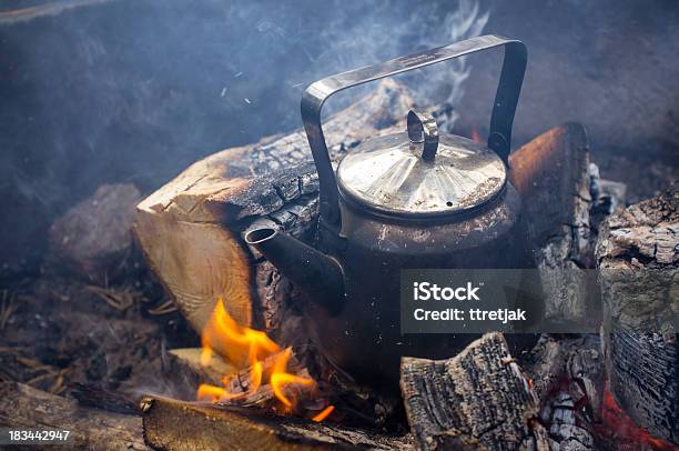 Café Pan En Chimenea Foto de stock y más banco de imágenes de Acero - Acero, Aire libre, Alimento