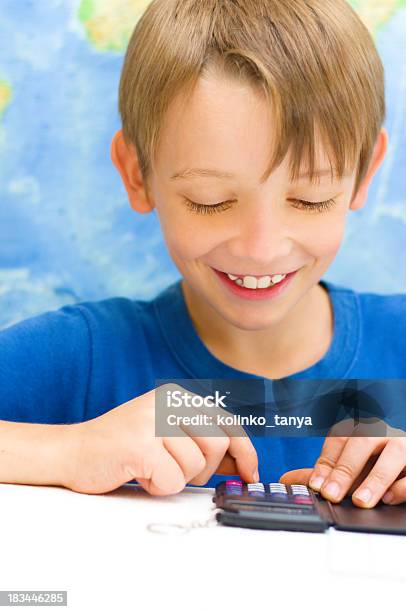 Uczeń Pracuje Na Jego Maths Uczestnika - zdjęcia stockowe i więcej obrazów Dziecko - Dziecko, Kalkulator, Biznes