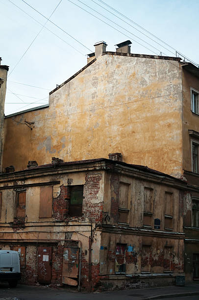 istock Collapsing house in the old quarter 183446648