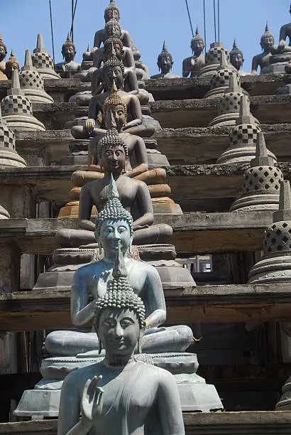 Colombo, Sri Lanka: Gangaramaya Bhikkhu Temple - lines of Buddhas and stupas - Slave island - photo by M.Torres