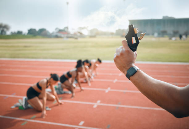 manuel, pistolet et course ou départ pour le sport, la compétition ou la course à pied avec l’athlétisme, le marathon ou l’activité physique. événement, personnes et armes à feu sur le stade, le terrain ou la piste d’athlétisme pour l’entr - marathon running motion track event photos et images de collection