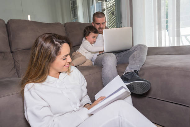 atividades de fim de semana de uma família com uma criança em casa - family with one child domestic life caucasian love - fotografias e filmes do acervo