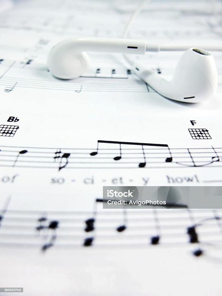Feuille de musique avec des écouteurs - Photo de Blanc libre de droits