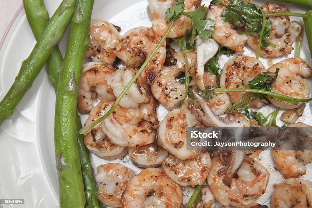 Crevettes accompagnées d'asperges - Photo de Aliments et boissons libre de droits