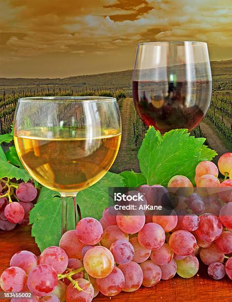 Gläser Und Trauben Von Einem Weingut Stockfoto und mehr Bilder von Alkoholisches Getränk - Alkoholisches Getränk, Blatt - Pflanzenbestandteile, Braun