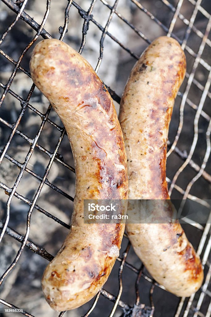 Salchicha Bratwurst en barbacoa a la parrilla - Foto de stock de Alimento libre de derechos