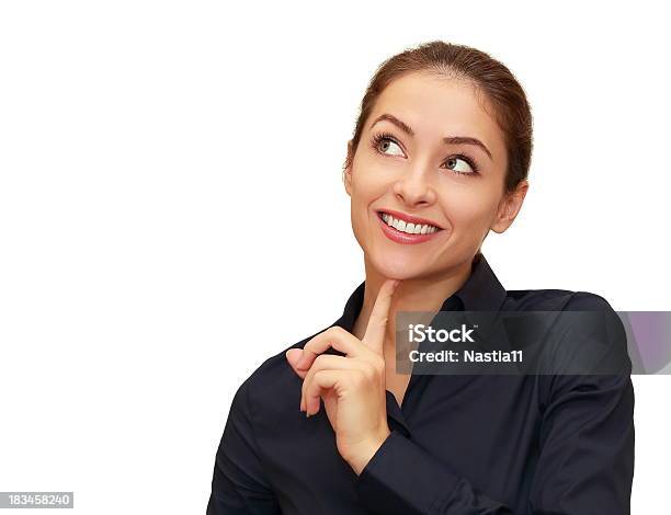 Myślenie Uśmiechnięta Kobieta Patrząc Na Puste Miejsce Na Tekst - zdjęcia stockowe i więcej obrazów Białe tło
