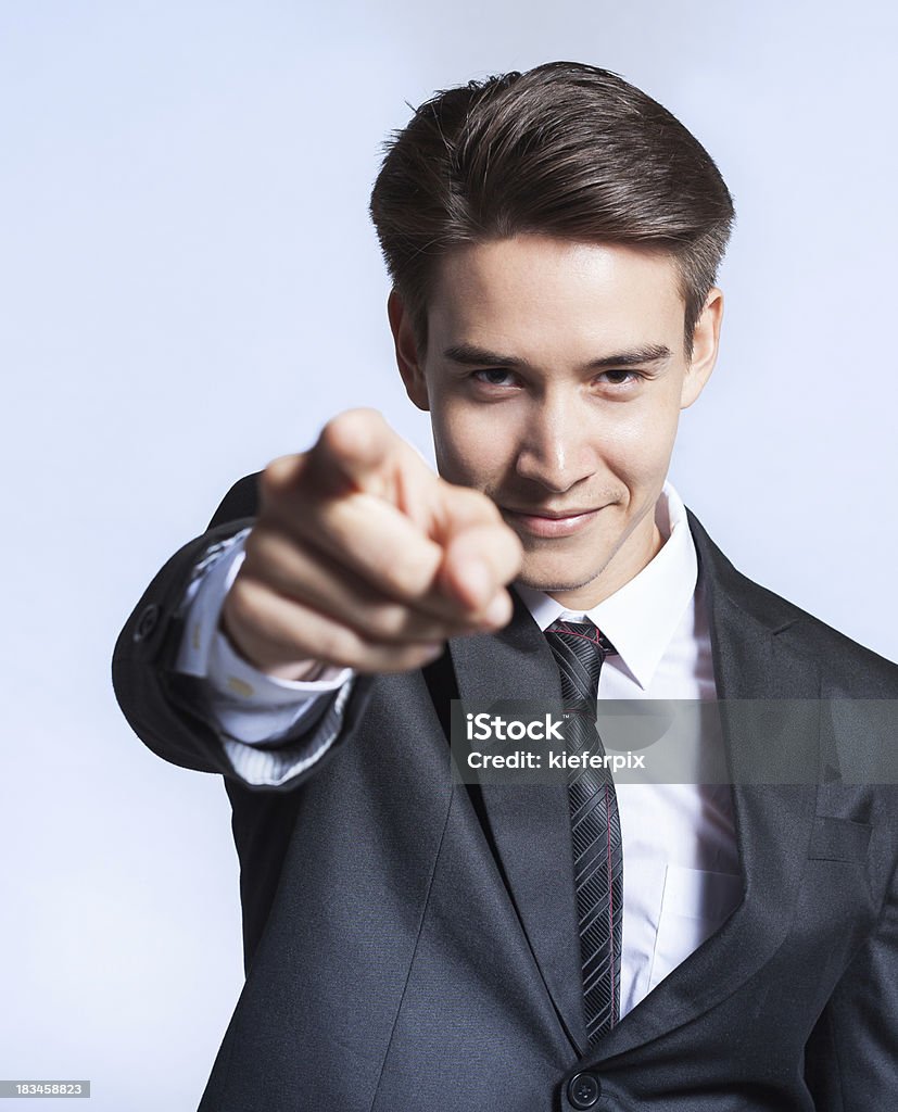 Ritratto di giovane uomo che indica con il dito - Foto stock royalty-free di Businessman