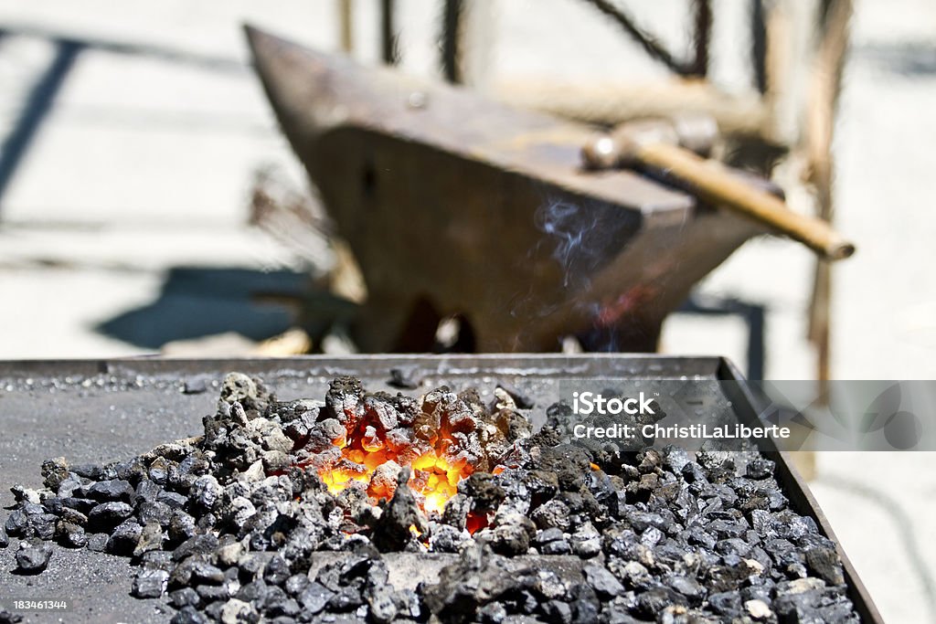 Hot embers como parte de las herramientas de herrero - Foto de stock de Artesano libre de derechos