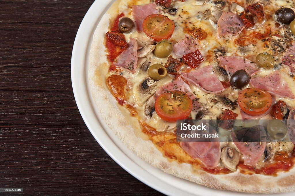 pizza mit Schinken und Pilzen - Lizenzfrei Erfrischung Stock-Foto