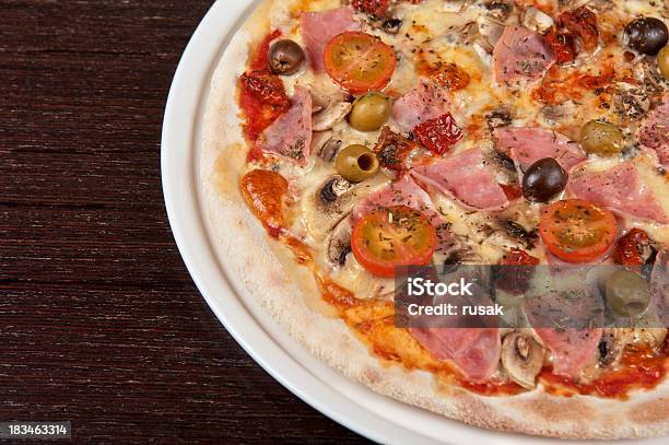 Foto de Pizza De Presunto E Cogumelos e mais fotos de stock de Almoço - Almoço, Assado no Forno, Azeitona
