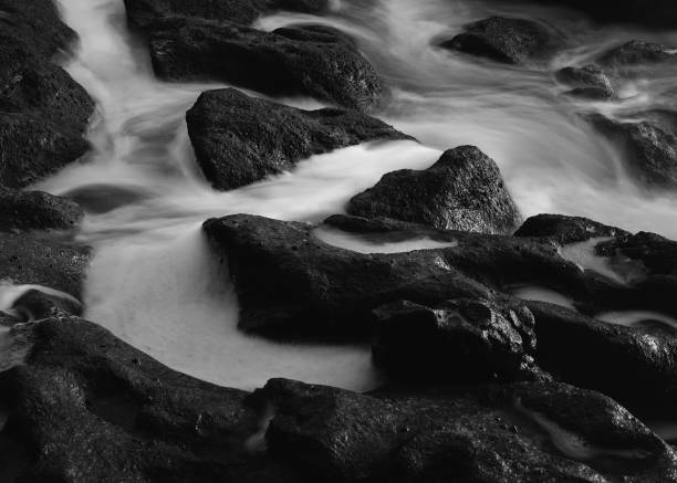 astratto, bianco e nero, forme, rocce, spiaggia - lisbon portugal foto e immagini stock