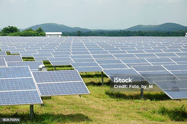 Energia Słoneczna Panele Na Dużym Terenie - zdjęcia stockowe i więcej obrazów Badania - Badania, Bez ludzi, Elektrownia słoneczna