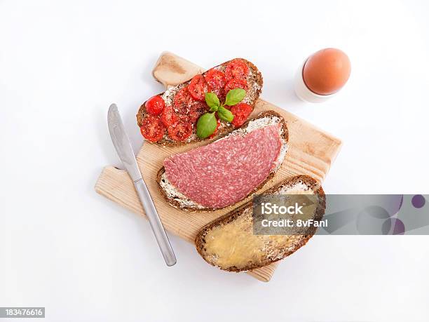 Burgery Śniadaniowe - zdjęcia stockowe i więcej obrazów Bez ludzi - Bez ludzi, Deska, Fotografika