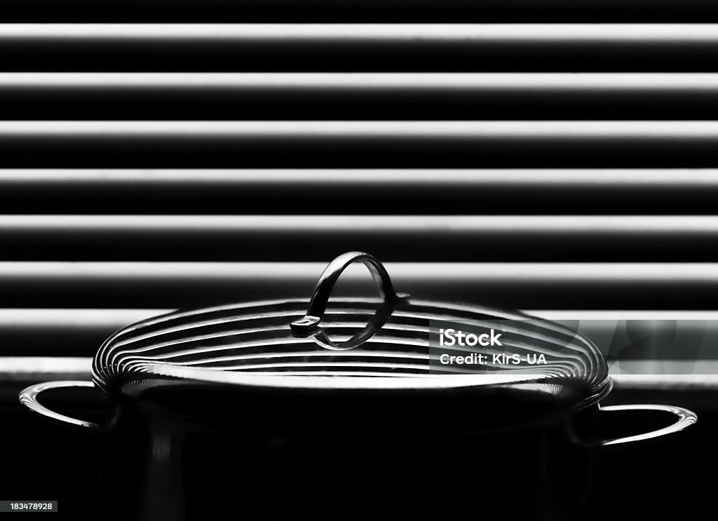 Блестящей нержавеющей Кастрюля для обложки на абстрактный фон - Стоковые фото Абстрактный роялти-фри