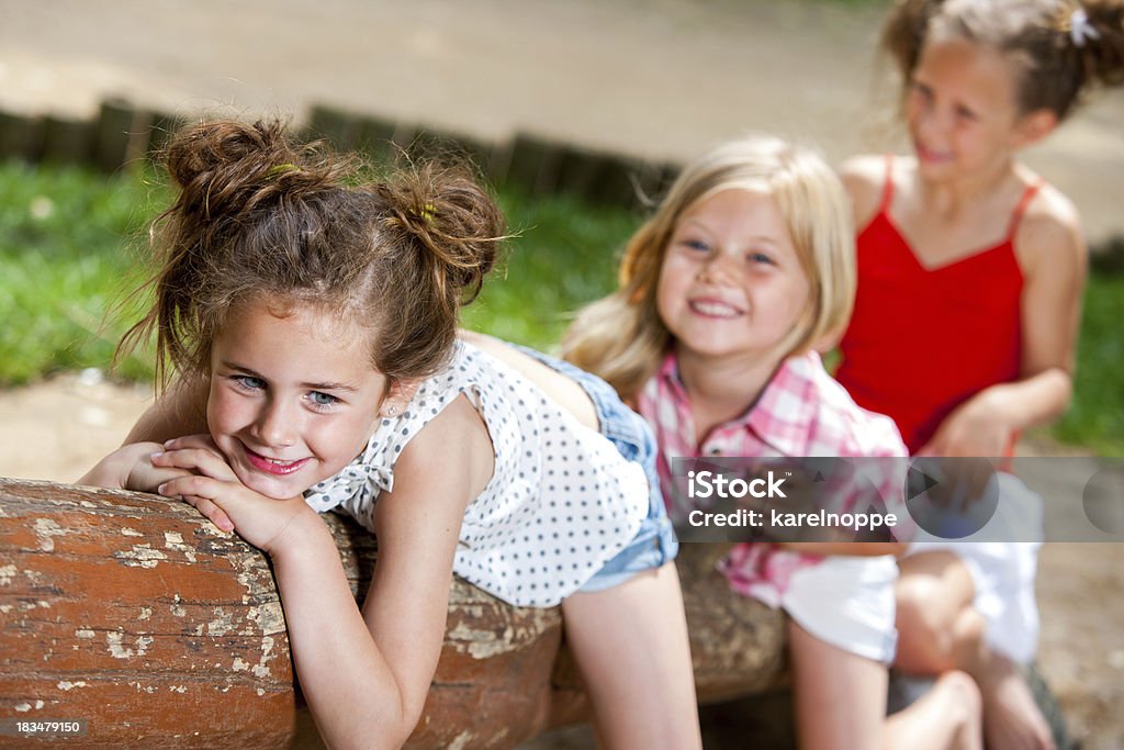 Três Menina amigos, divertir-se no parque. - Royalty-free Baloiço Foto de stock