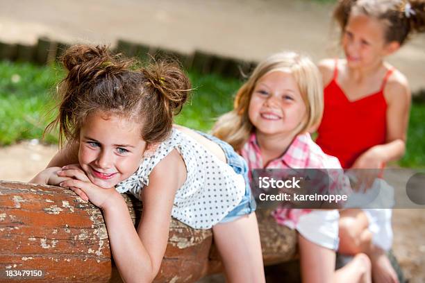 Três Menina Amigos Divertirse No Parque - Fotografias de stock e mais imagens de Baloiço - Baloiço, Idade pré-escolar, Parque Infantil