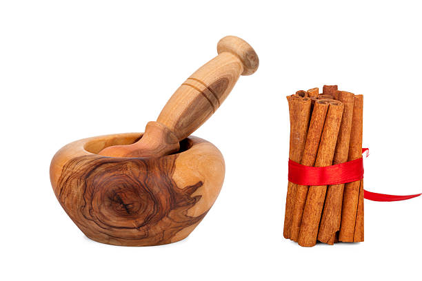 canela com pilão e almofariz de madeira em branco - cardamom cinnamon mortar and pestle herb imagens e fotografias de stock
