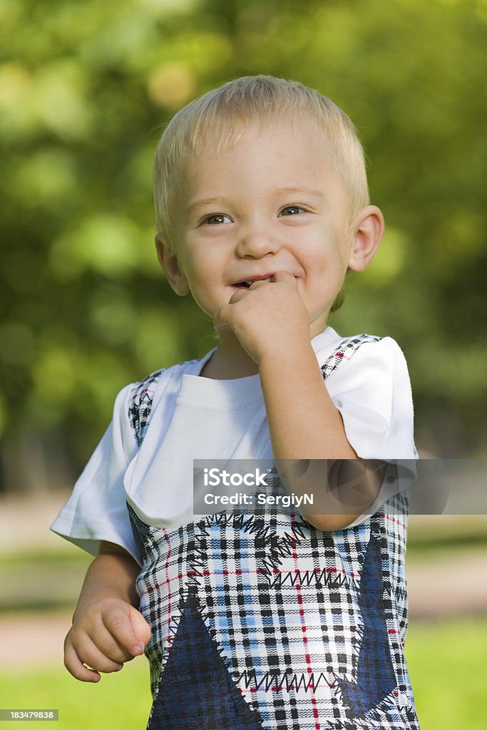 Curieux petit garçon dans le parc - Photo de 12-23 mois libre de droits