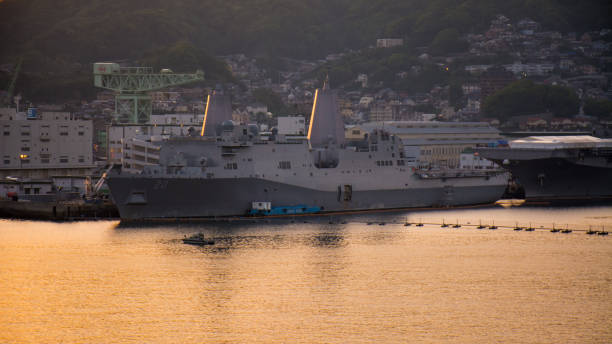 navio de guerra no porto ao entardecer em okinawa - amphibious vehicle - fotografias e filmes do acervo