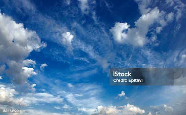 Céu Azul - Fotografias de stock e mais imagens de Azul - Azul, Branco, Cena de tranquilidade