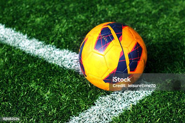 Foto de Old De Futebol No Campo De Futebol e mais fotos de stock de Bola - Bola, Bola de Futebol, Brincar