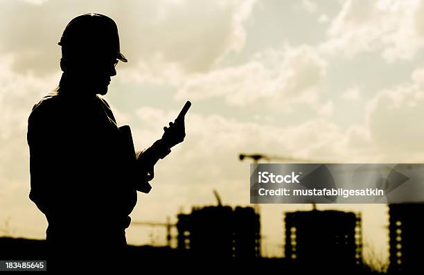 Ingenieur Und Cellphone Stockfoto und mehr Bilder von Abenddämmerung - Abenddämmerung, Arbeiten, Arbeiter