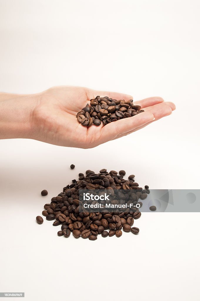 Mão segurando grãos de café - Royalty-free Adulto Foto de stock