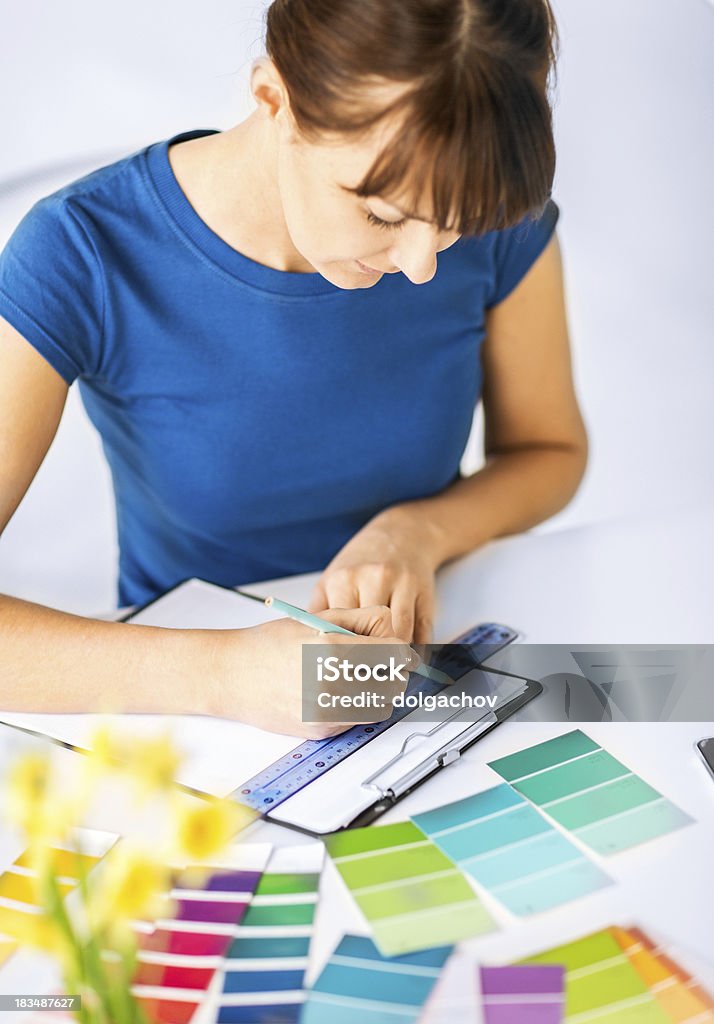 Mulher trabalhando com amostras de cores para a seleção - Foto de stock de Adulto royalty-free