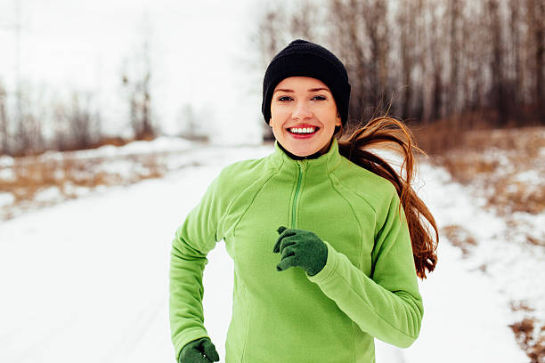 courir en hiver - beautiful caucasian teenager running photos et images de collection