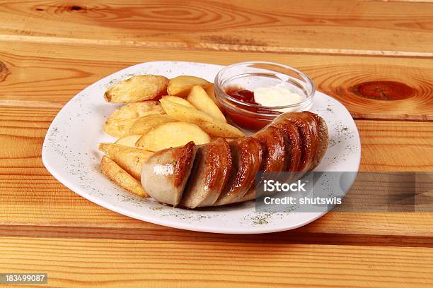 Foto de Salsichas Grelhadas Com Batata Frita E Catchup e mais fotos de stock de Cachorro-Quente - Cachorro-Quente, Calor, Carne