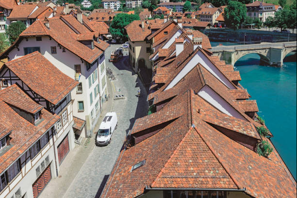 cidade de berna suíça vista aérea dos telhados da cidade velha - berne berne canton roof cityscape - fotografias e filmes do acervo