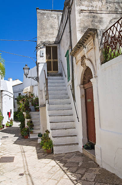 vicolo.  ceglie messapica. puglia.  italia. - messapica foto e immagini stock