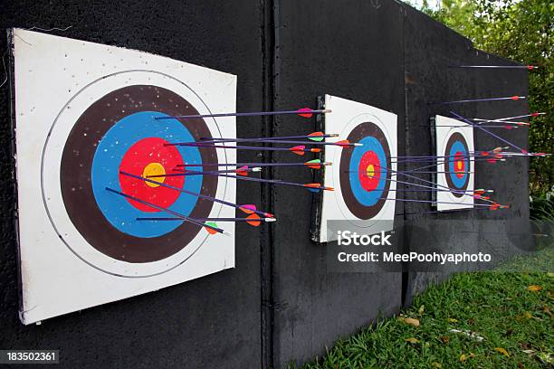 Cantidad Objetivo De Tiro Con Arco Y Flecha Foto de stock y más banco de imágenes de Tiro con arco - Tiro con arco, Blanco - Artículos deportivos, Flecha