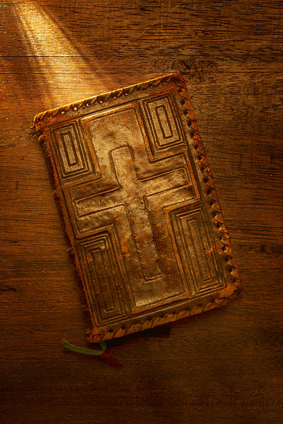 antica sacra bibbia in pelle - holy book accademia book classic foto e immagini stock