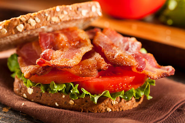 sándwiches casero fresco sándwich - sandwich delicatessen bacon lettuce and tomato mayonnaise fotografías e imágenes de stock