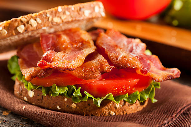 świeże domowe burger blt - sandwich delicatessen bacon lettuce and tomato mayonnaise zdjęcia i obrazy z banku zdjęć