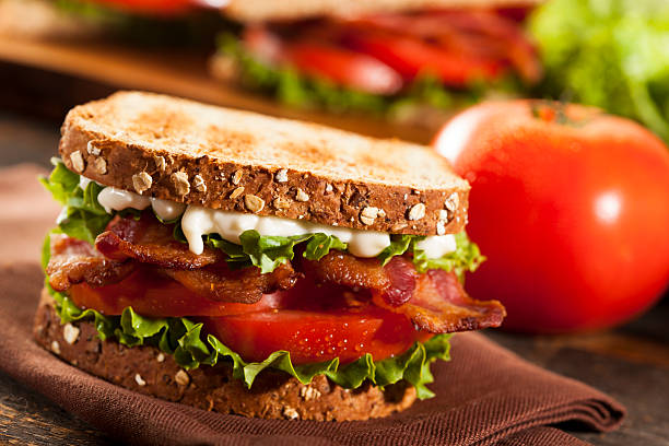 frische hausgemachte blt sandwich - sandwich bacon lettuce and tomato delicatessen bacon stock-fotos und bilder