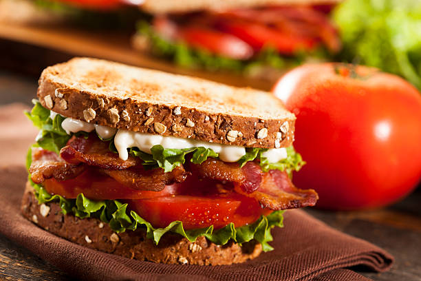 свежие дом�ашние бутерброд blt - sandwich delicatessen bacon lettuce and tomato mayonnaise стоковые фото и изображения